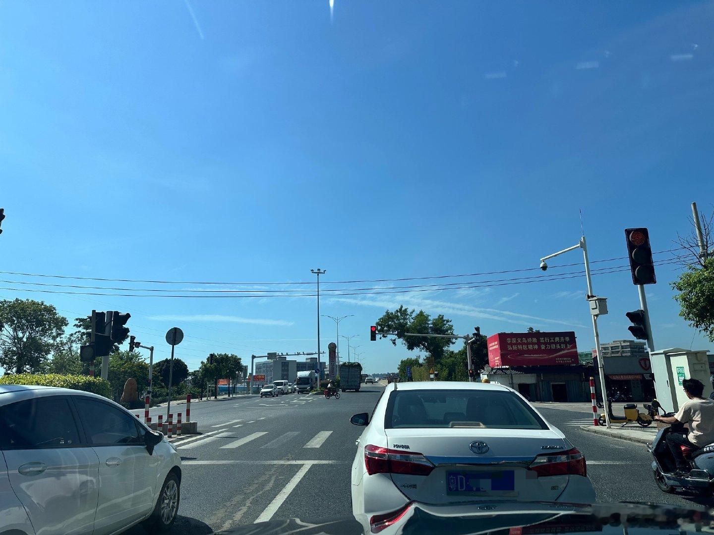卡 罗 拉，能过绿灯你不过，非停下来等红灯。鄙人什么时候能有你这般闲命？

同样的价格，我更推荐大家买秦、驱逐舰、威朗、思域。别买质量轻的卡 罗 拉。 ​