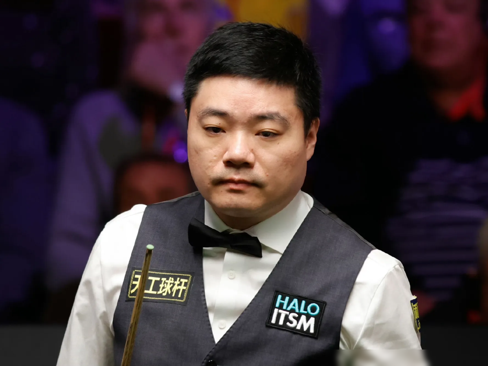 丁俊晖爆冷1-4输给世界排名71位的选手，止步32强！
上一轮刚零封对手晋级，这次全场仅打出一杆50+，平均单杆得分只有13.7分，多次出现简单失误，完全没拿出前两轮的状态。
面对近期连续低迷，丁俊晖坦言，自己再也达不到以前的最佳状态了，只能尽量做好，打不出想要的水准也没办法。
原来再顶尖的老