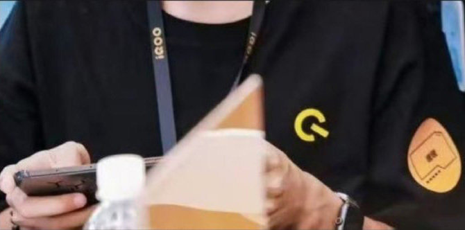iQOO性能小平板肯定不便宜，虽然不需要通信模块，但是骁龙8 Elite Gen6 Pro+内存还是太贵了。[苦涩] ​
