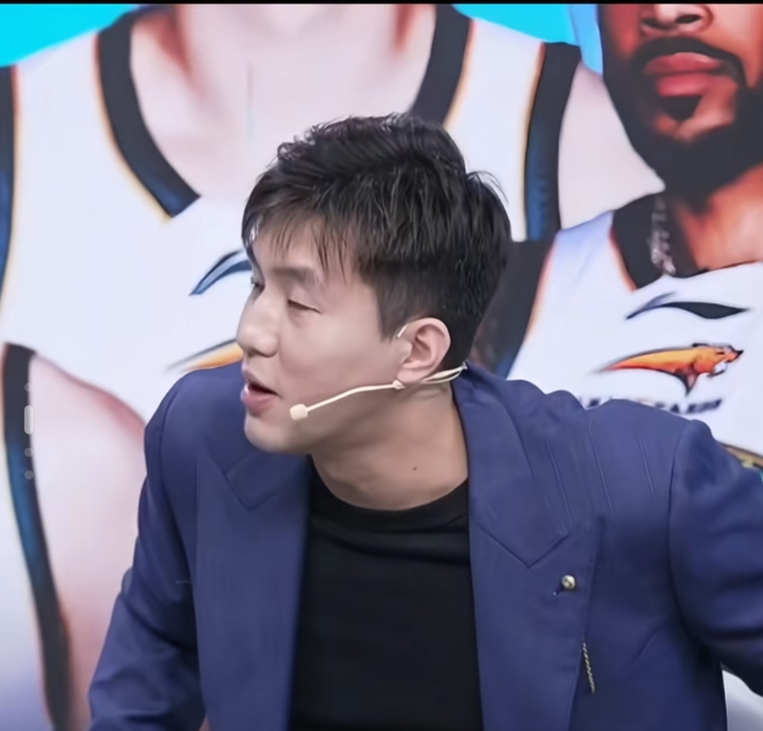 郭艾伦的解说。碎嘴子是真碎。主持人都入迷了，广告都忘忘了。郭艾伦因伤不...