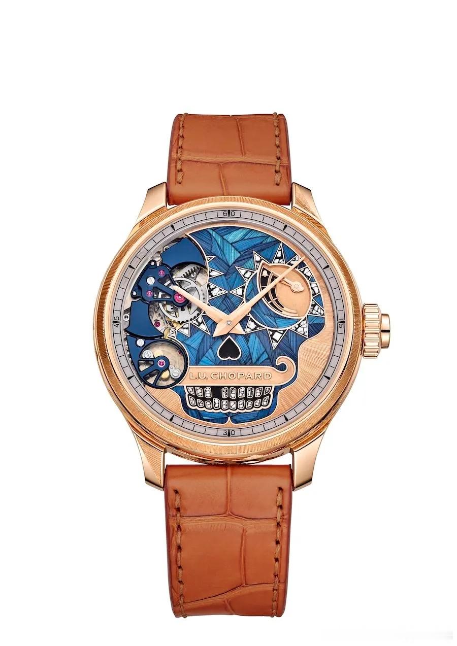 萧邦推出了亡灵节纪念三问表。它是萧邦（Chopard）为纪念墨西哥亡灵节而推出的系列腕表的第13款。亡灵节（Día de los Muertos）传统上在11月初庆祝，是家人缅怀和纪念逝去亲人的日子。这个节日并非悲伤的节日，而是以色彩缤纷的装饰、鲜花、庆祝活动以及精心装饰的骷髅头（calaveras）来拥抱生命与死亡。图一为今年的版本，剩余为往年版本。