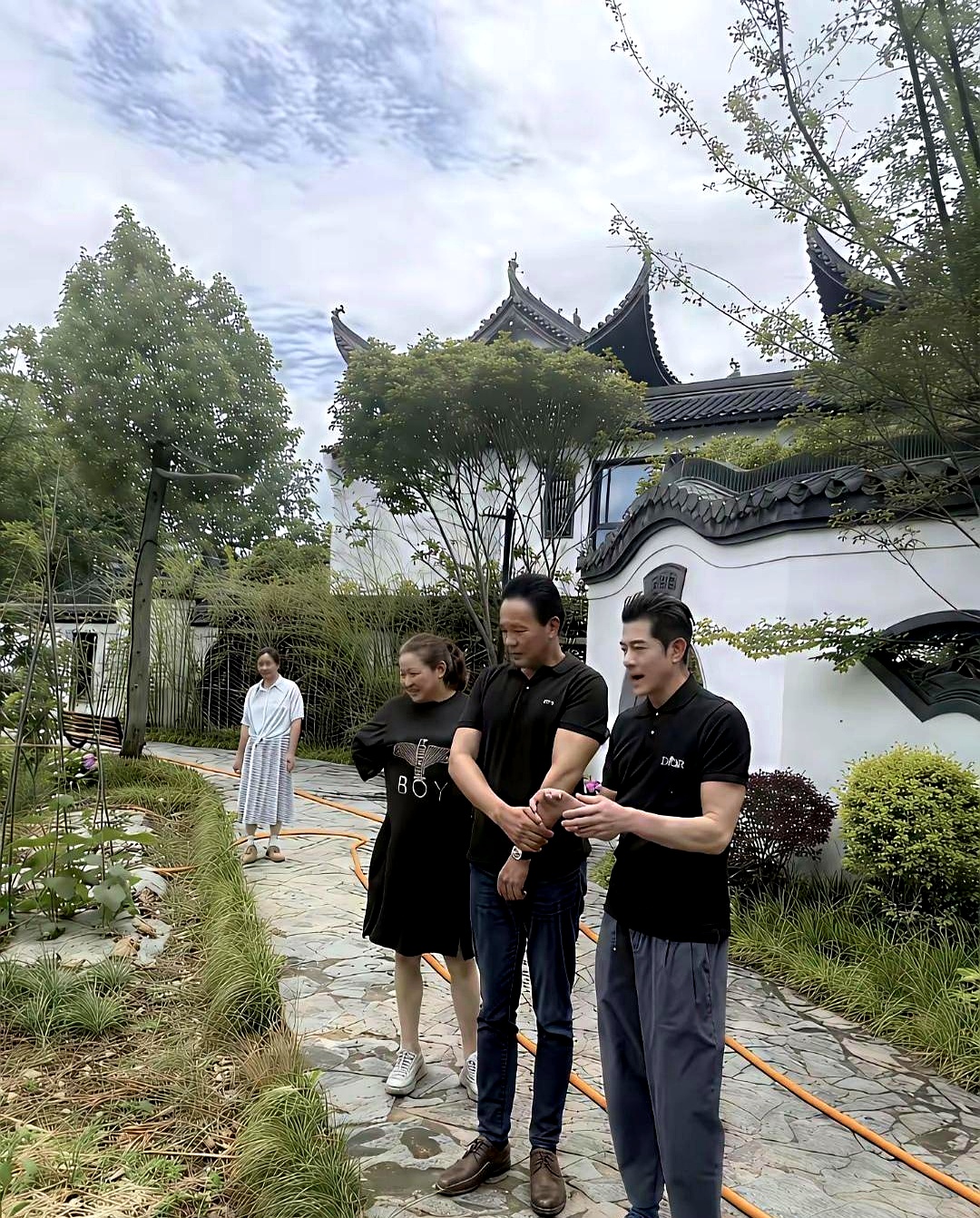 方媛居然藏了个这么硬的靠山，一直以为她就是普通家庭出来的姑娘。
结果人家舅舅在芜湖当地，那可是响当当的人物，早年在上海搞建筑发家，身家厚实得很。

16岁辍学跑去上海投奔舅舅的时候，估计谁也没想到，这丫头后来能嫁给四大天王之一。
舅舅也是真疼她，安排在公司里从底层做起，好歹算给了个安稳落脚点。

那