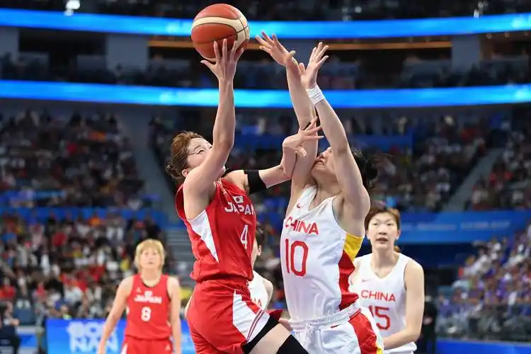 双线高强度作战！中国女篮九月迎大考，宫鲁鸣直面队伍真实短板
 
国内球迷高度关注的中国女篮，即将在九月开启高强度赛程模式。女篮队伍将在同一月份接连征战亚运会、世界杯两大重磅国际赛事。密集的赛事安排压缩所有休整调整空间。央视近期对女篮主帅宫鲁鸣进行专属专访。队伍现阶段的真实竞技状态、存在的短板漏洞、后