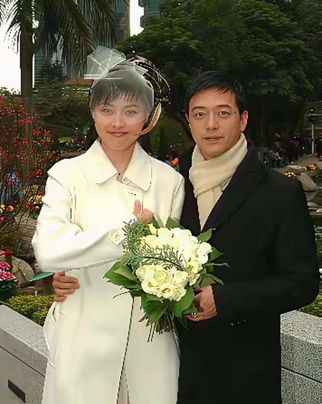 张延结婚时候的婚纱，头纱都不好看，不仅仅是简单的问题，而是不好看，感觉很不用心，很潦草，得过且过的打扮！ ​