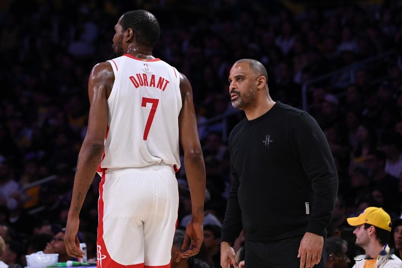 两支球队主教练的位置已经岌岌可危  活塞主教练，球队已经1:3落后 火...