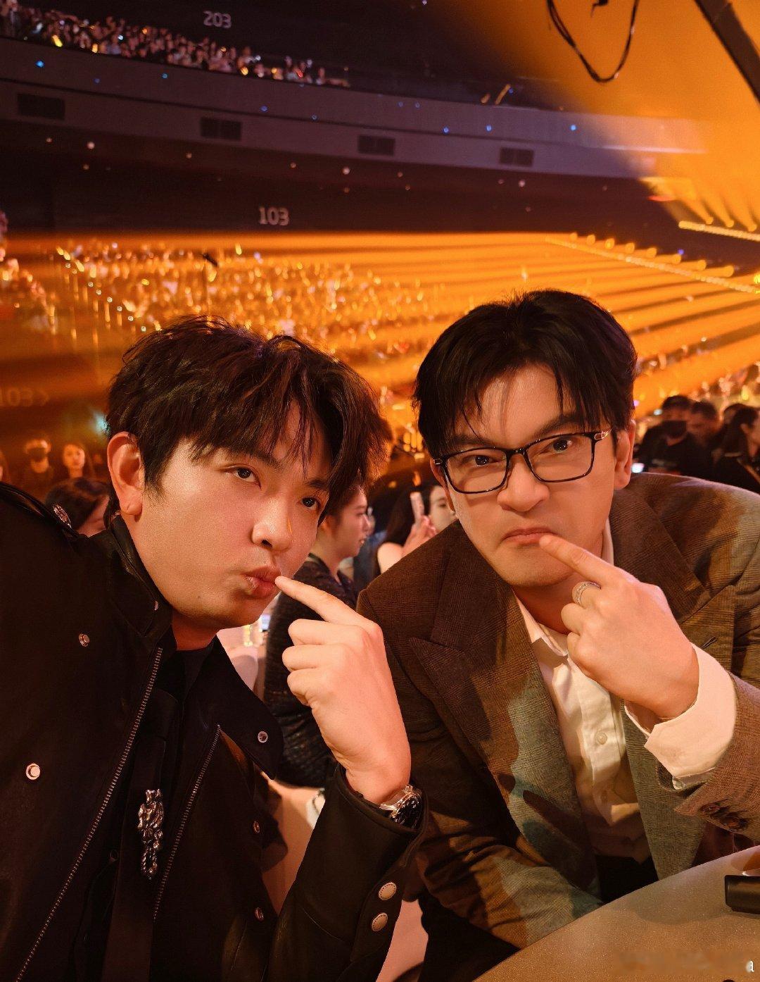 #颜人中[超话]#  yrz#颜人中# 
好久不见的阿中和苏有朋老师​