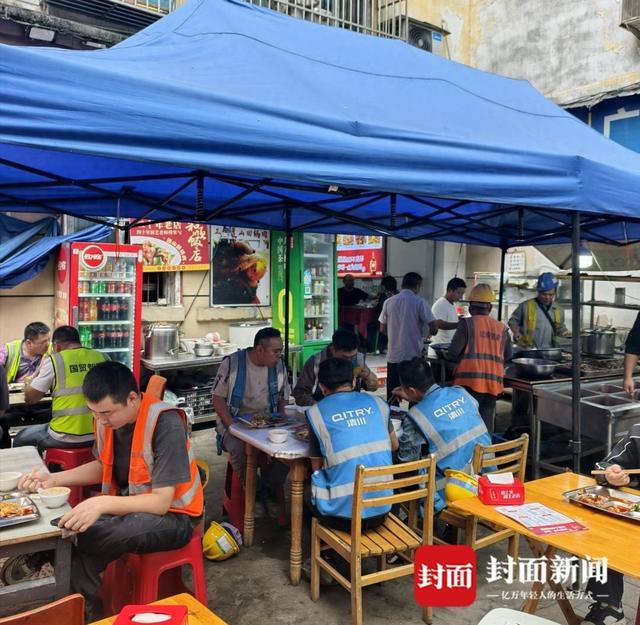 3片回锅肉卖105元被骂上热搜！记者探店揭开真相，市场监管局的结论让人意外
一片肉能有多贵？成都一家餐馆给出了答案：35元。3片下肚，105元没了。消息一出，全网炸锅，有人怒斥“天价暴利”，有人力挺“明码标价”。然而，记者实地探访和监管部门的现场检查，却让这场舆论风暴出现了戏剧性反转。
风波起源：一