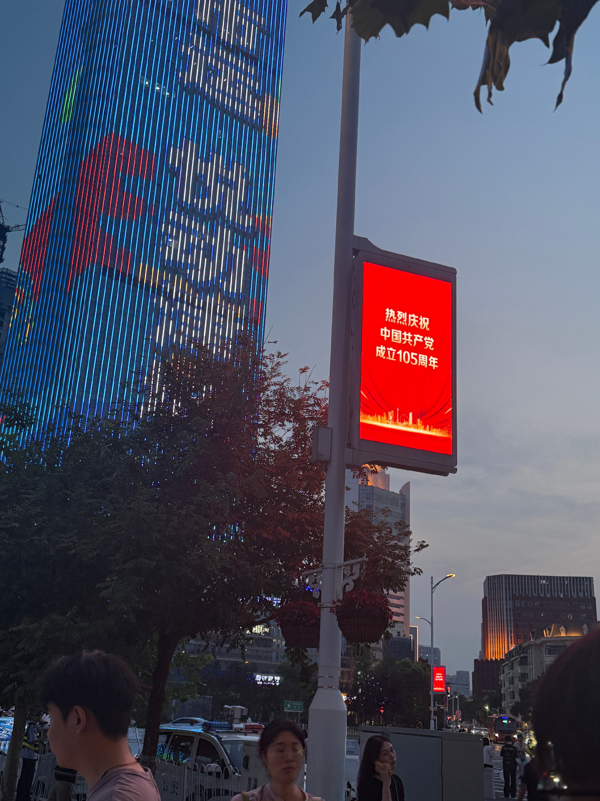 特别喜欢天津!!!!!!!!!这个城市给我很广州的感觉 张园外的路很像...