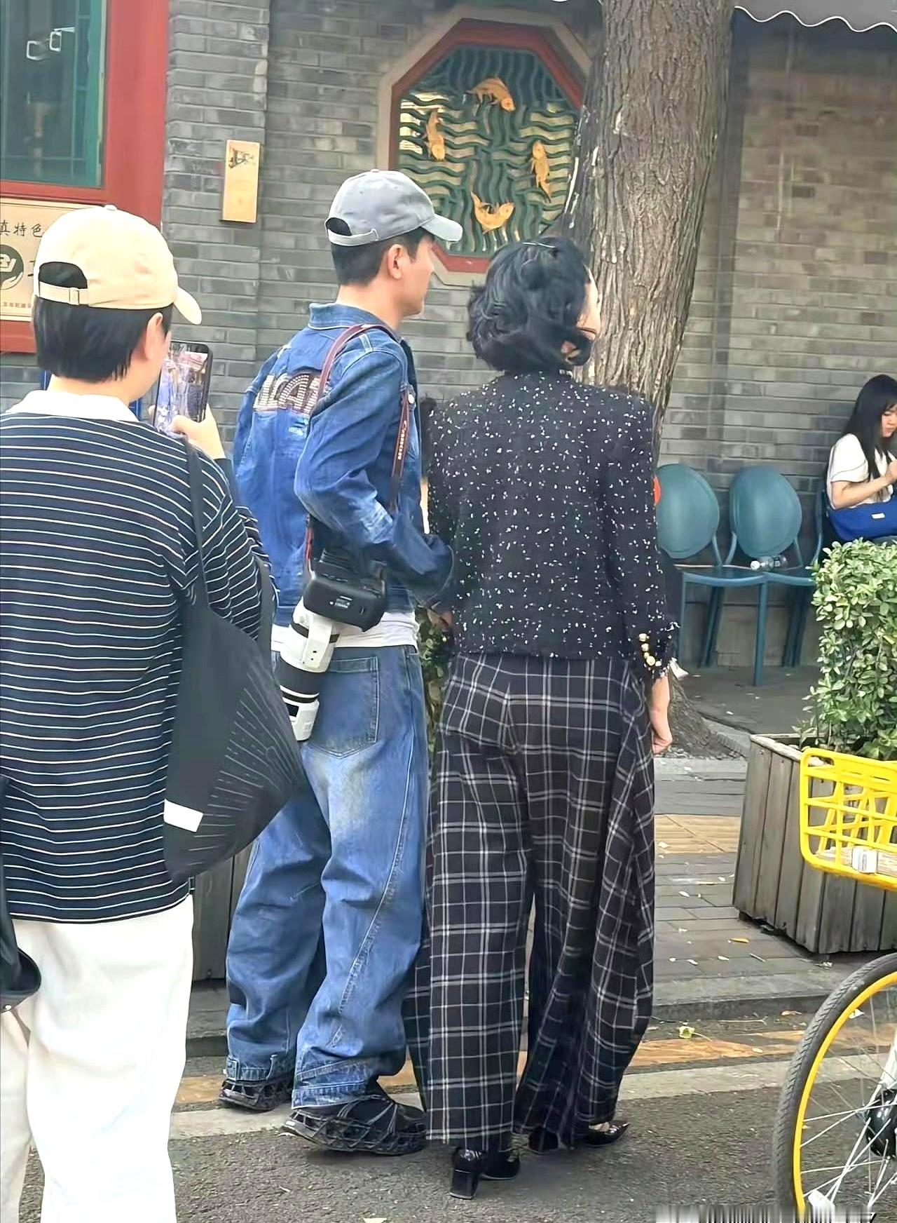 真没想到51岁的郭晓东出门这么随意，在北京公园散步时一点架子都没有
 

背上挂着长筒摄像机，走到健身器材那儿还上去活动了几下，完全不在乎路人眼光
 

反观现在有些艺人出门恨不得把自己裹成粽子，生怕别人认出来
 

他俩倒好，跟寻常夫妻逛公园一模一样，那种松弛感看着确实舒服
 

舞台上光鲜亮丽，