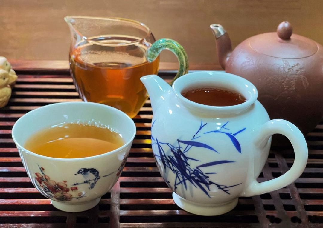 儿子去学校了，家里忽然就没有了生气，像秋收后一片破败的玉米地。才知道“空巢”是一种温柔的告别。突然发现，空荡荡的冰箱，安静得能听到自己呼吸的客厅，生活像被抽走了重心，轻飘飘地没了方向。

人只有在内心世界有了强大稳定的依托，情感生活和精神生活才能变得从容而有余裕。也许，岁月，是最好 ​