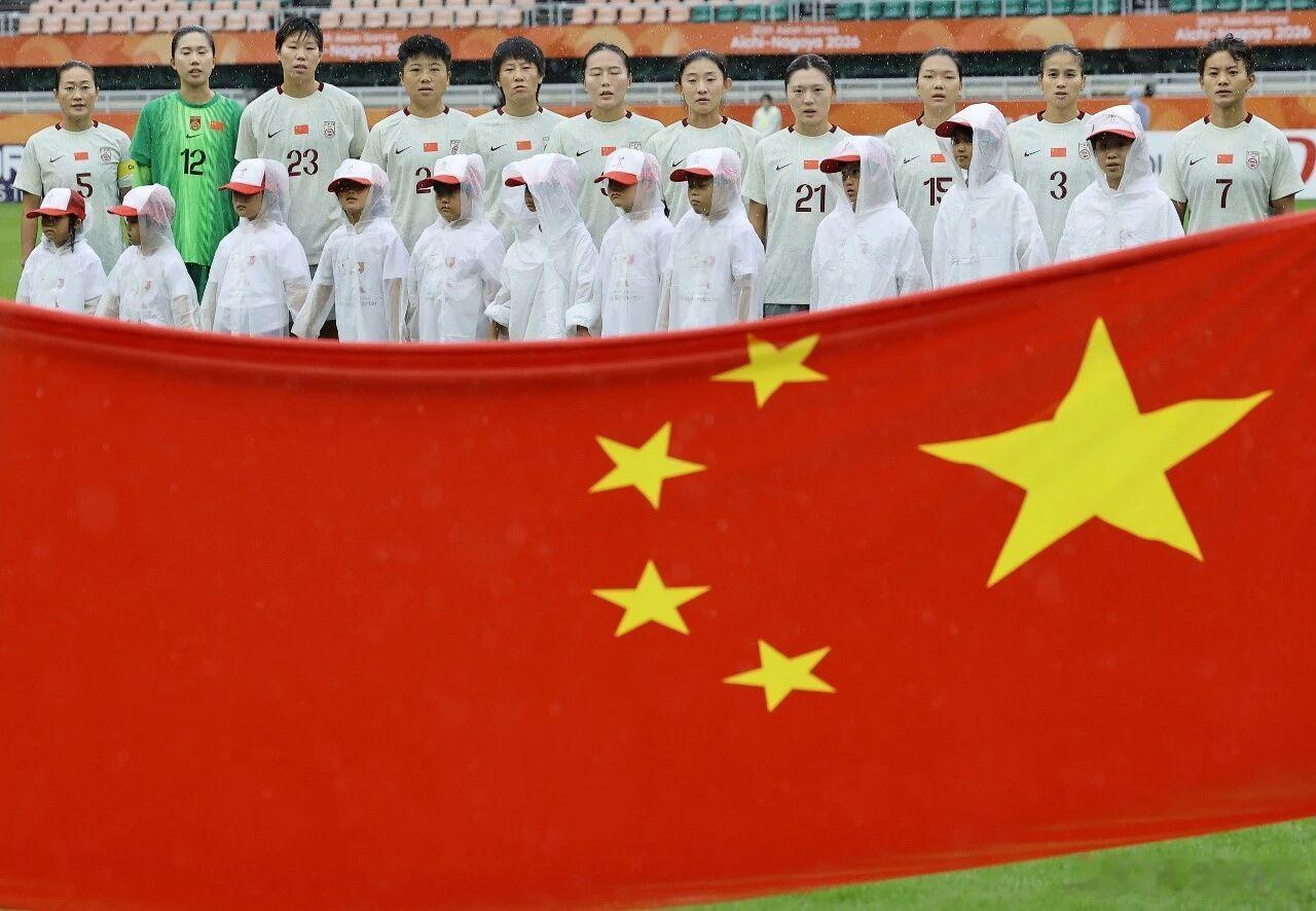 北京时间9月29日中午2时，2026爱知·名古屋亚运会女足半决赛，中国女足在静冈县小笠山综合运动公园体育场对阵朝鲜女足。本场比赛，张琳艳继续伤缺，王妍雯累计黄牌停赛，邵子钦重回首发。
上半场开场3分钟，朝鲜队明有正击中横梁，张睿、孙方欣染黄相继染黄，半场双方互交白卷；易边再战，对手定位球传 ​