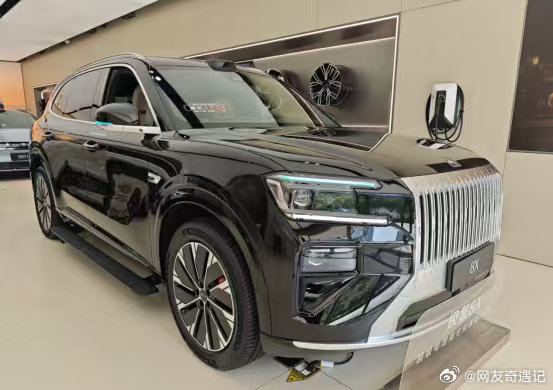 操控好的混动SUV，放在40万级这个价位，很多人第一反应是别想了。混动又要背电池又要带发动机，车重摆在那里，底盘软、转向糊，似乎才是常态。极氪8X想改写的正是这个印象。这台车从上市就把底盘和动力当成重头戏，全系闭式双腔空气悬架打底，高配还有主动稳定杆，三电机版本零百2.96秒，把混动SUV的操 ​
