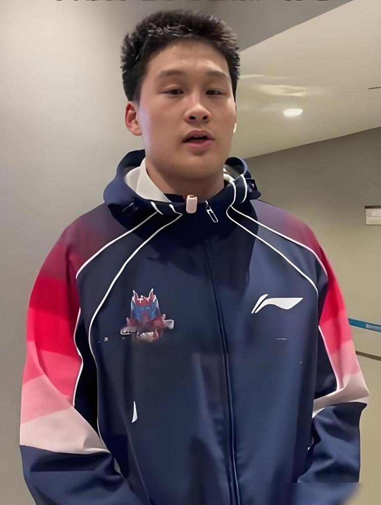 山东男篮更衣室炸了，三个小孩把老队员的椅子腿给锯了。
9月11日打青岛，山东108比93赢。王证17分，赵浩然10分，姚坷宇攻防一把抓。一上场就敢做动作，老将坐不住。
俱乐部8月底把他俩提上一队。9月12日全队扎进威海，封闭练两周。法耶跟队合练，班顿15号晚到，普卢默20号左右来，新外教22号前