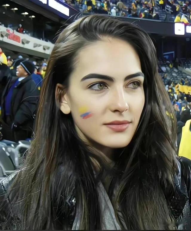 美加墨世界杯阿根廷美女球迷   跨越美、加、墨三国赛场，蓝白条纹球衣成...