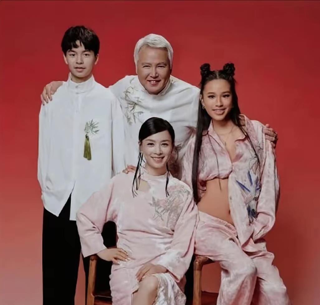 张庭家那组红底全家福，最让人挪不开眼的真是大女儿林希曈。小时候她单眼皮、肤色深、眉眼像林瑞阳，网上没少说“最丑星二代”“长得像爸吃亏”，小姑娘自己都说过觉得像爸爸。现在再看，个头窜得高高的，双丸子头配国风露腰装，骨相长开了，气质利落又有辨识度。张庭坐中间状态轻，林瑞阳一头白发反而显精神，儿子林秉翰也