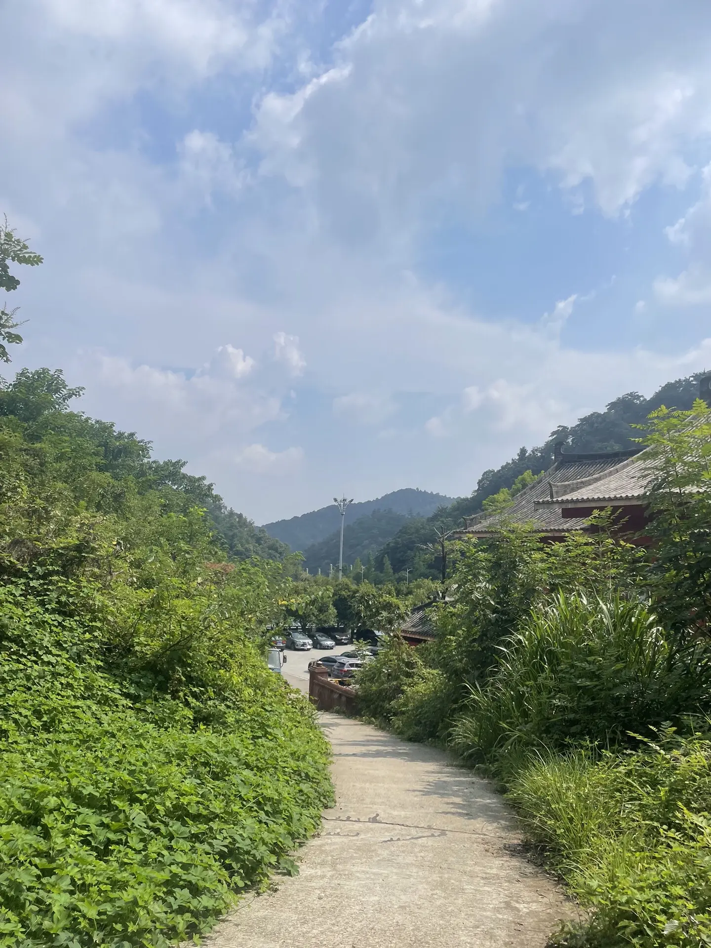 【现场直击： 】这恐怖的射程！加时关键时刻马刺落后3分，文班刚过半场直接出手超远三分扳平比分！nba季后赛马刺vs雷霆