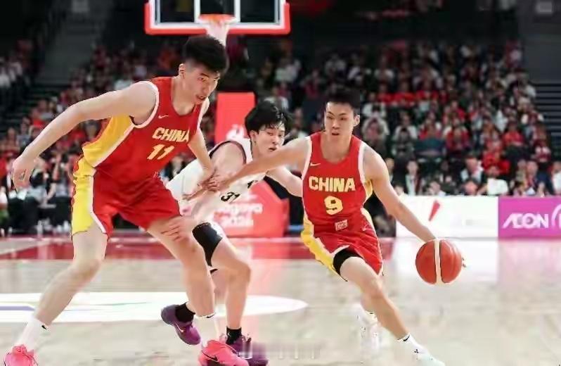 #杨毅 中国男篮#
昨夜名古屋亚运会男篮半决赛，我们大比分不敌日本二队，全网哗然。
抛开战术层面，从运动心理学来看：真正打乱发挥的，是过载的心理压力。

篮球投射属于精细的肌肉记忆动作。平日里千万次训练，投篮本是自动化、流畅的身体本能。
可一旦心里过度紧绷，焦虑会让肌肉僵硬、注意力跑偏。 ​