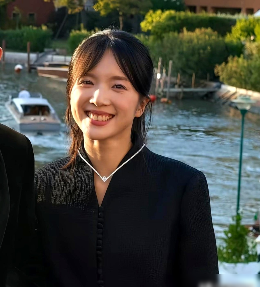 走威尼斯红毯，她硬把自己穿成了女保安。
这是新人李思潼，9号带着作品去亮相。本来是人生大场面，身上套着Dior黑西服，戴着高奢Chaumet珠宝。
结果硬生生翻了车。黄黑皮最忌讳穿死黑，西装还软塌没型，高清镜头一扫，肤色直接暗沉，脸像蒙了层灰。
发型更是紧贴头皮，妆面寡淡得跟素颜一样。五官优势