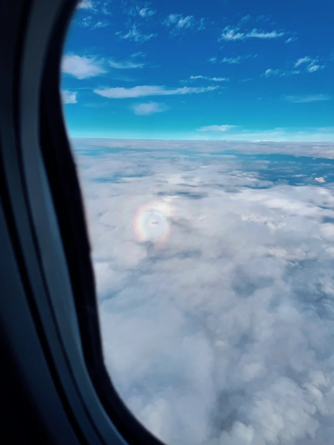 睡梦中空姐把我摇醒，让我快看飞机外的奇观！