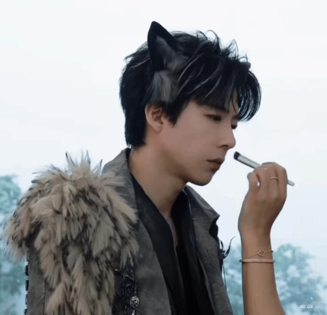  | 摩登兄弟  乖乖补妆的小狼王 软萌萌~冷感狼王暂时下线精致小狼...