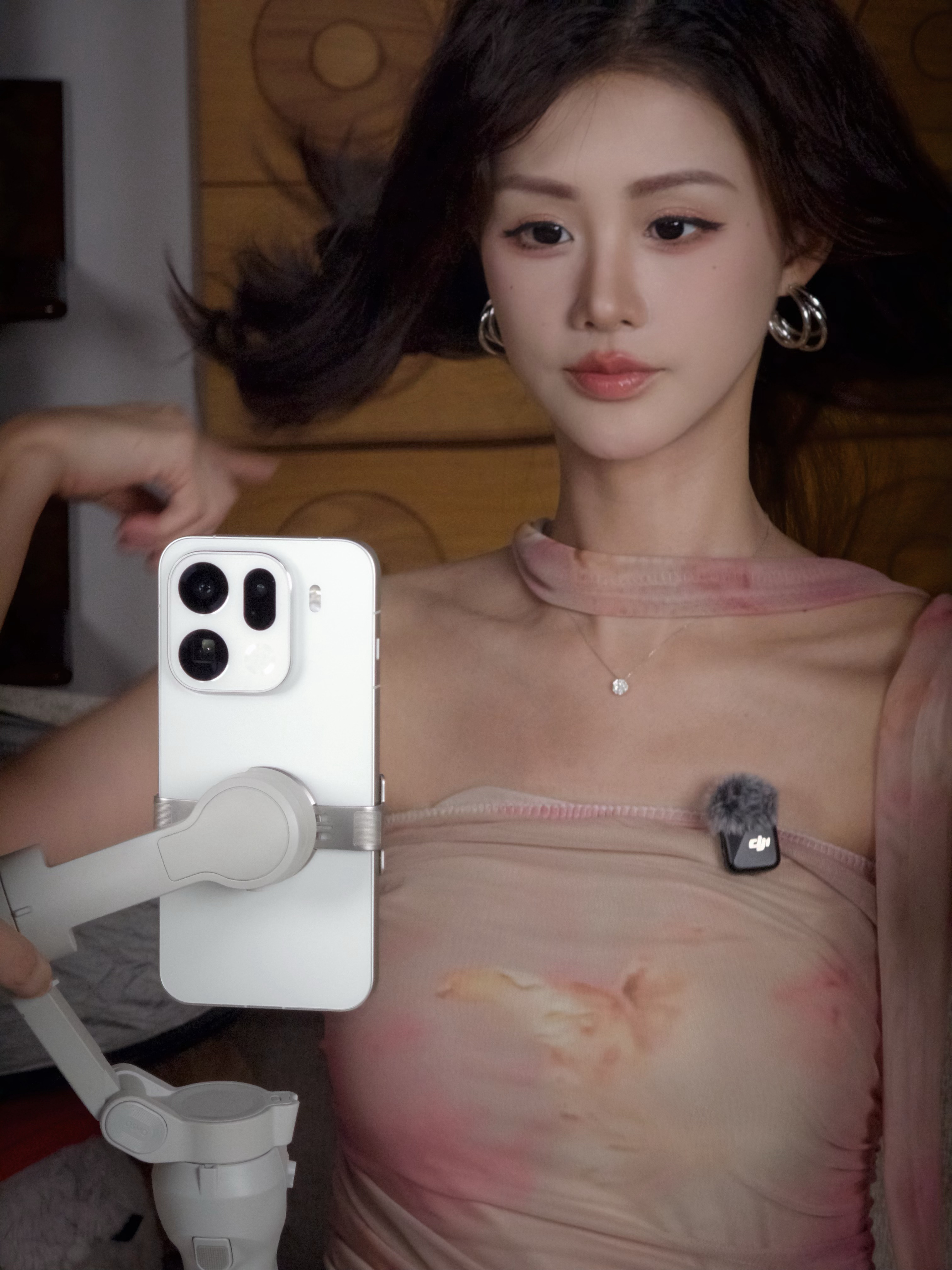昨天给拍的工作花絮，本人很满意，这颜值那不是随便拍拍都得[doge] ​​​