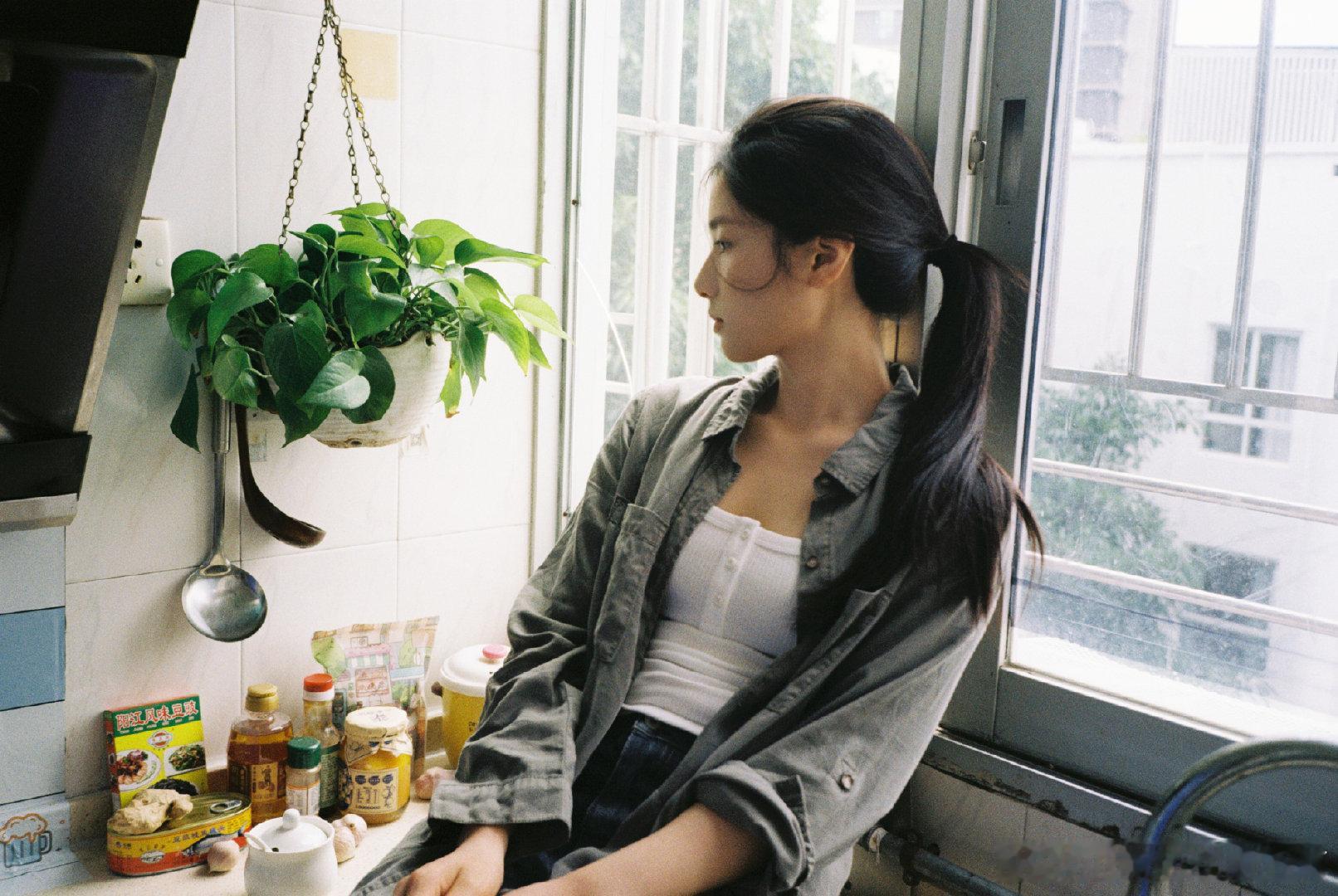 #张婧仪[超话]#  江南的秋天刚到，我的相册里又多了好多和她有关的温柔瞬间#张婧仪苗靖##张婧仪野狗骨头##张婧仪代言比亚迪秦MAX# ​