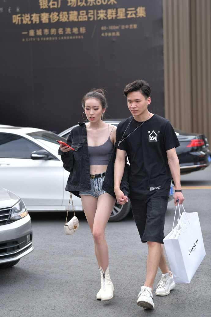 街拍美女小姐姐，热裤尽显好比例