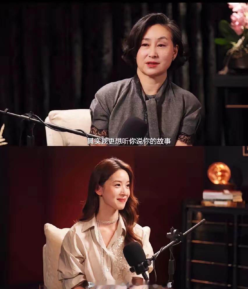 章泽天的播客请到了何超琼对谈，两人并非初识，早在2023年，她们就在刘嘉玲的家中相识。

同频的认知、沉稳的品性，让两个身处顶级圈层的女性，慢慢从点头之交变成真心挚友。

何超琼更是直言：在章泽天身上，看到了年轻时的自己。


曾经的章泽天，标签很单一：清纯、名校、年少成名、依附光环。

但如今再看