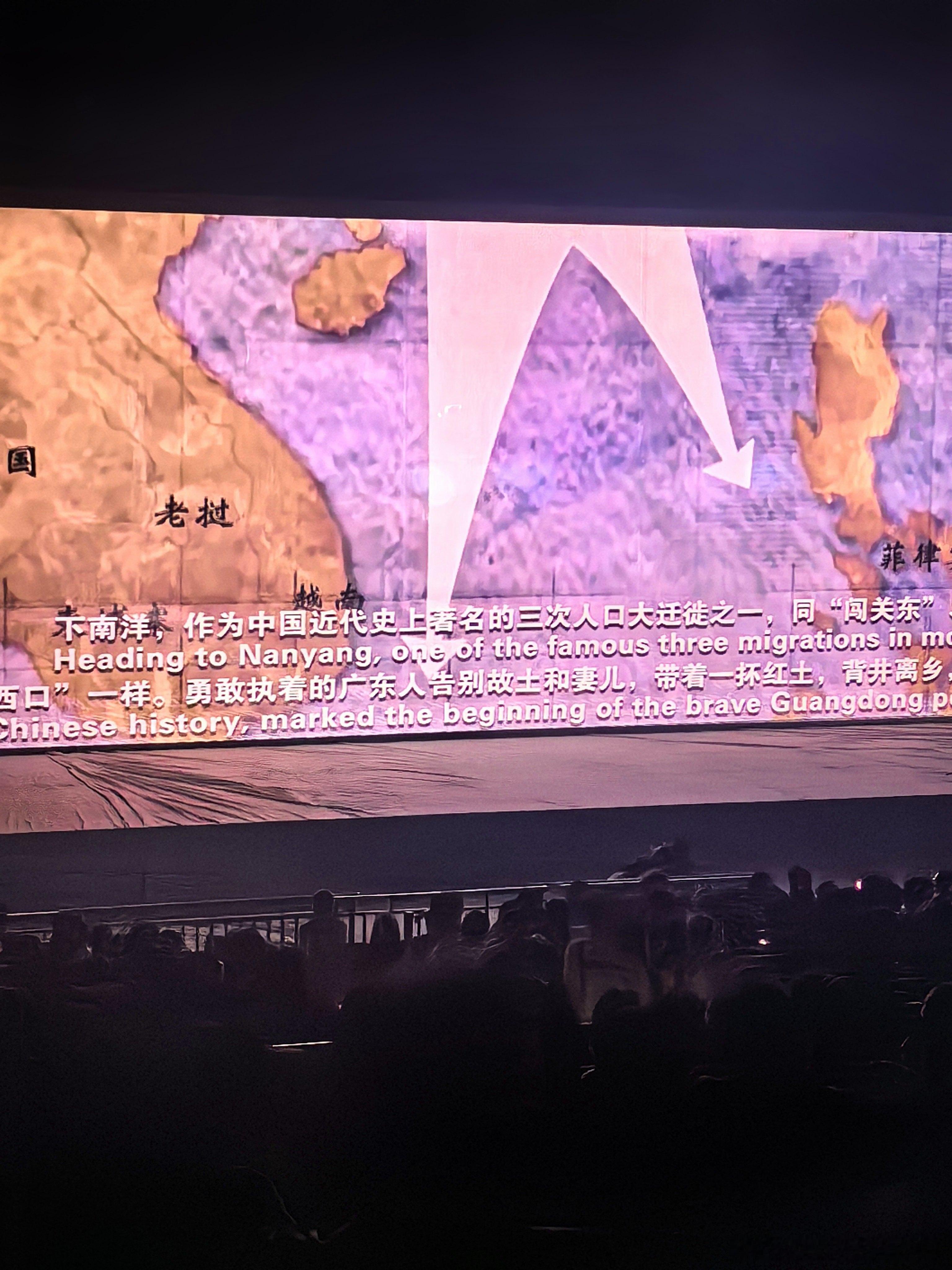 广东千古情演出很精彩，舞台瞬间变星空，千吨海水直扑面，万封侨批从天而降，极具视觉冲击力，剧情串联了西樵山崛起，冼夫人大婚，黄飞鸿帅气抗日，下南洋等故事，舞台科技与人文情怀完美结合，看完久久不能平静！ ​