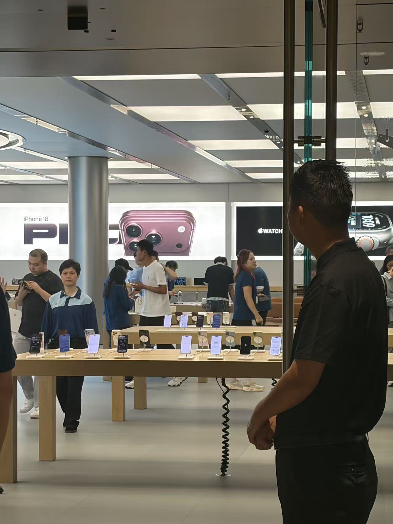 同代 iPhone，一天之间，一个加价抢，一个破发跑。今天 iPhone 18 Pro 系列首销，上海陆家嘴苹果店外 100 多人排队。Pro Max 那边黄牛加价 700 到 3000，勃艮第酒红色一机难求；Pro 这边，电商平台 256GB 已经挂到 9099 元，比官网便宜 900。

黄牛直