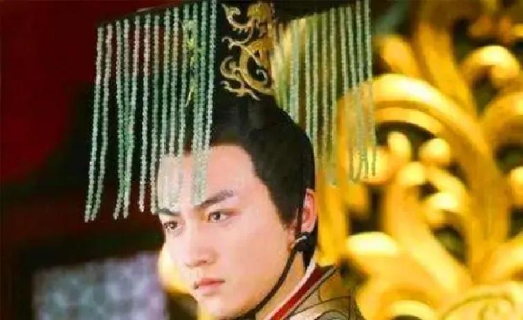 一个皇帝，平均每天干40多件坏事？连睡觉都在犯错？！

这个皇帝叫刘贺——汉武帝的孙子，当了27天皇帝就被废了。史书给他定的罪名是&34;荒淫无度、行昏乱&34;，霍光列举了1127条罪状。
霍光送来的那卷竹简摊开在殿上，足足铺满了半间屋子。刘贺蹲下身，随手捡起一片，念出声：“丙午日，先帝丧期，食肉糜一碗。”他