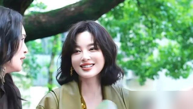 辛芷蕾拿秦岚挡枪，秦岚一句“我急啊，就是没人娶”，全场笑翻了。
赵昭仪被催婚催到脸僵，辛芷蕾直接把秦岚推出去垫背。结果秦岚不躲不闪，顺着话茬自嘲，笑得比谁都大声。
这姐是真不急。年初还在春晚扮桃花神，转头又去海边开客栈，声带刚做完手术没几个月，纽约时装周照样坐着看秀。戏在播，综艺在录，行程排到脚