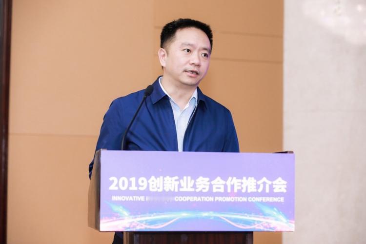 我对他是有一定了解的，从他早年当江苏联通增值业务部总经理开始开始，那时2008年左右，当时我在新浪工作，新浪当时还没有微博，最重要的营收是电信增值业务，第二大营收是广告，所以，新浪当时对中国移动、中国联通是毕恭毕敬，而当时中国移动数据部、中国联通增值业务部如日中天，就是腾讯、百度等也 ​