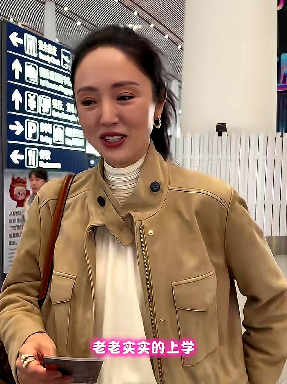 酒窝终于被网友骂醒了，
 

记者问董璇“酒窝最近在干嘛呢？”董璇一脸无奈说“她现在可老实了，每天就老老实实上学，等放假再出来吧。”
 

听着像是一句半开玩笑的调侃，但明眼人都知道，前阵子围绕在这对母女身上的争议有多凶。
 

一个才几岁大的小姑娘，走秀、走红毯、接各种商演通告，各大城市的秀场几乎