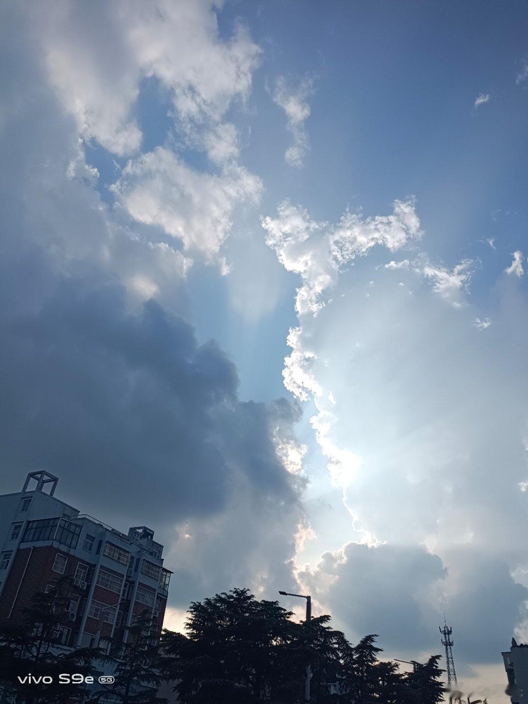 #vivo[超话]##vivo超话# 这团乌云升起来了，阳光从乌云的高处发射出来，看着很壮观。 ​