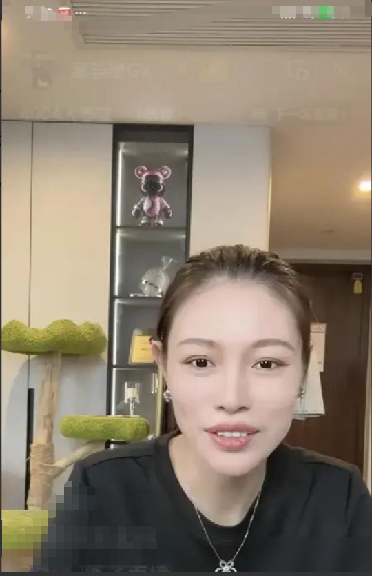 葛荟婕直播看见小苹果机场照，眼眶当场红了，但她说了一句话，评论区全炸了。 

她说：子怡好，哪怕她跟老汪分了，还带我们家小苹果出去玩。 搁几年前，这画面想都不敢想。那会儿葛荟婕逮着章子怡就开火，质疑立人设、骂管太多。

可如今，一句“子怡好”，藏着多少和解与释然。其实仔细想想，章子怡对小苹果，真的没