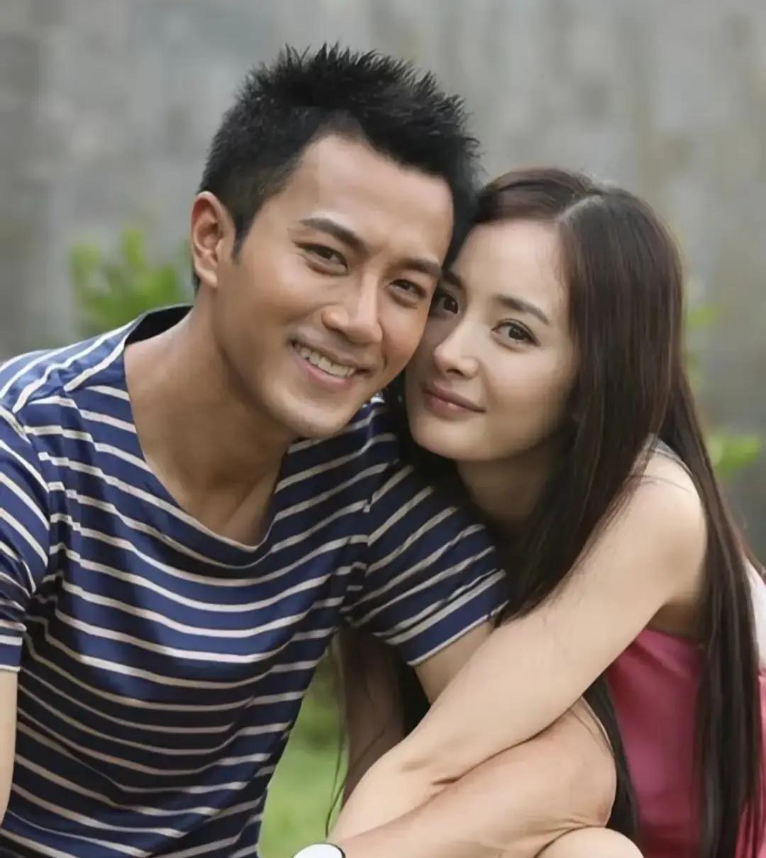 要不是互联网有记忆，谁能想到如今清醒理智的大女主杨幂，早年间也曾是个把另一半当稀世珍宝护着的“恋爱脑”？
那时候她看刘恺威的眼神，那股盲目崇拜的劲头，简直能跟包文婧看包贝尔一较高下。
男方整整比她大了12岁，放在帅哥扎堆的娱乐圈里，外形真算不上特别拔尖。可在当年的杨幂眼里，对方不仅保养得当、帅气