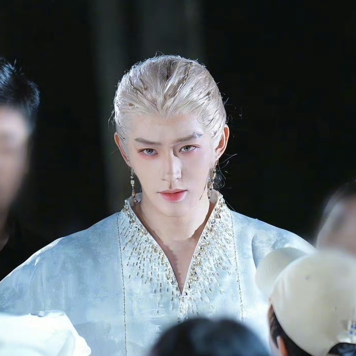 我一个表妹，是明星的助理，
她见过邓为，
回来偷偷跟我说，她说邓为真人比路透里还要惊艳，看到邓为本⼈，当场都愣住了。
 
表妹跟我讲，有一回工作碰到邓为，真的被他的状态惊艳到，妥妥的氛围感美男，站在原地都看呆了。
 
一头浅金色长发格外吸引人眼球，配上素雅白衣，气质清冷高级。
待人也特别温和，一点明