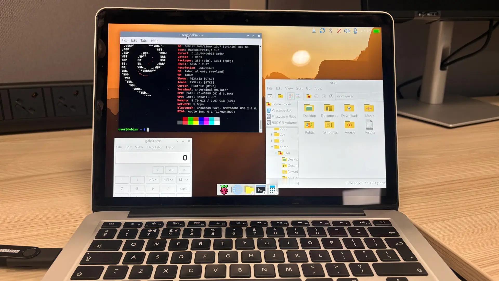 Raspberry Pi发布新版Raspberry Pi Desktop，这是该桌面系统面向PC和Mac平台四年来首次重大更新。新版本基于Debian 13“Trixie”构建，全面转向amd64架构，同时整合Raspberry Pi Connect客户端，用户可通过该服务实现屏幕共享与远程终端访问。

在界面方面，新版系统引入了Raspberry Pi近年陆续加入的 ​
