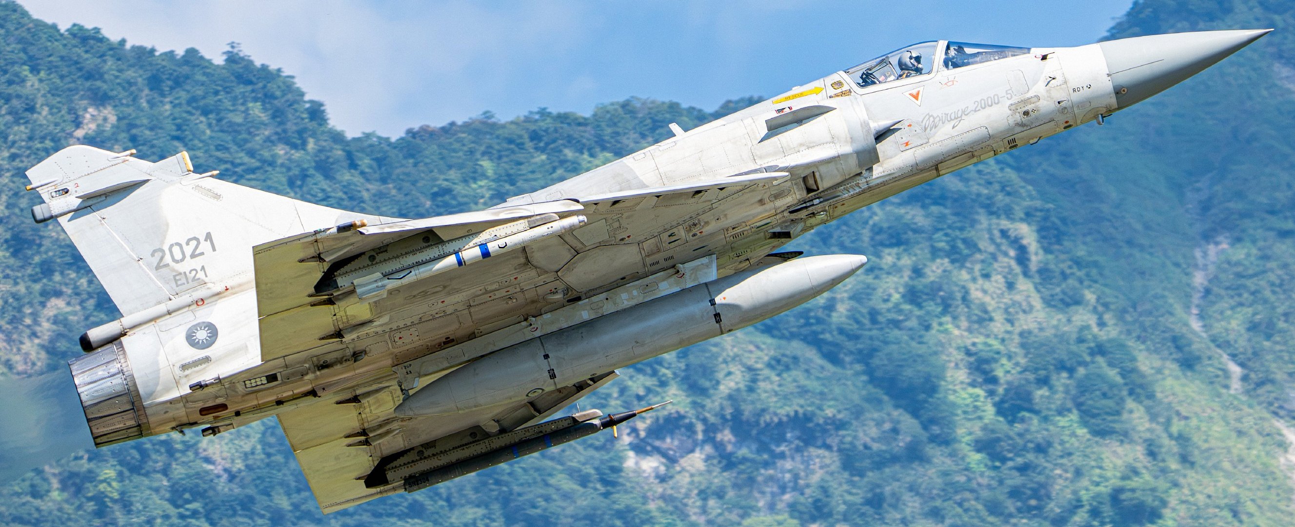 #高分辨率图像# 挂载AGM88和AIM 120的台军F16和幻影[哆啦A梦吃惊]，来自X：​​​