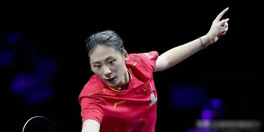 太狠了，22岁国乒小将陈熠，直接把43岁德国老将韩莹打了个4：0，终结了对阵三连败的耻辱记录。
之前怎么打都赢不了，这次直接横扫，很多人说韩莹是年纪大了，跑不动了，但懂球的都看得出来，根本不是那么回事。
陈熠这次完全变了个人，出手那叫一个果断，正手重板一拍比一拍狠，球速又快又重，根本不给对方喘息