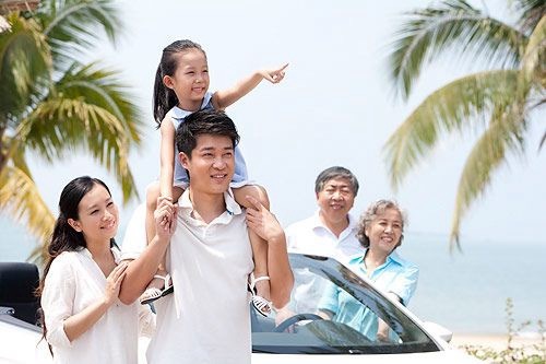#国庆平均每天约3亿人次在路上##国庆首日高速车流量或达7100万辆#  一边是请3休13的人早早出发奔赴远方，一边是三代同游的家庭自驾在路上，有人堵在高速，有人奔赴景区，有人选择宅家躺平。

高速免费的快乐背后，是排队、堵车、服务区充电排队的现实。不少人一边憧憬假期风景，一边做好了堵车的心理准 ​