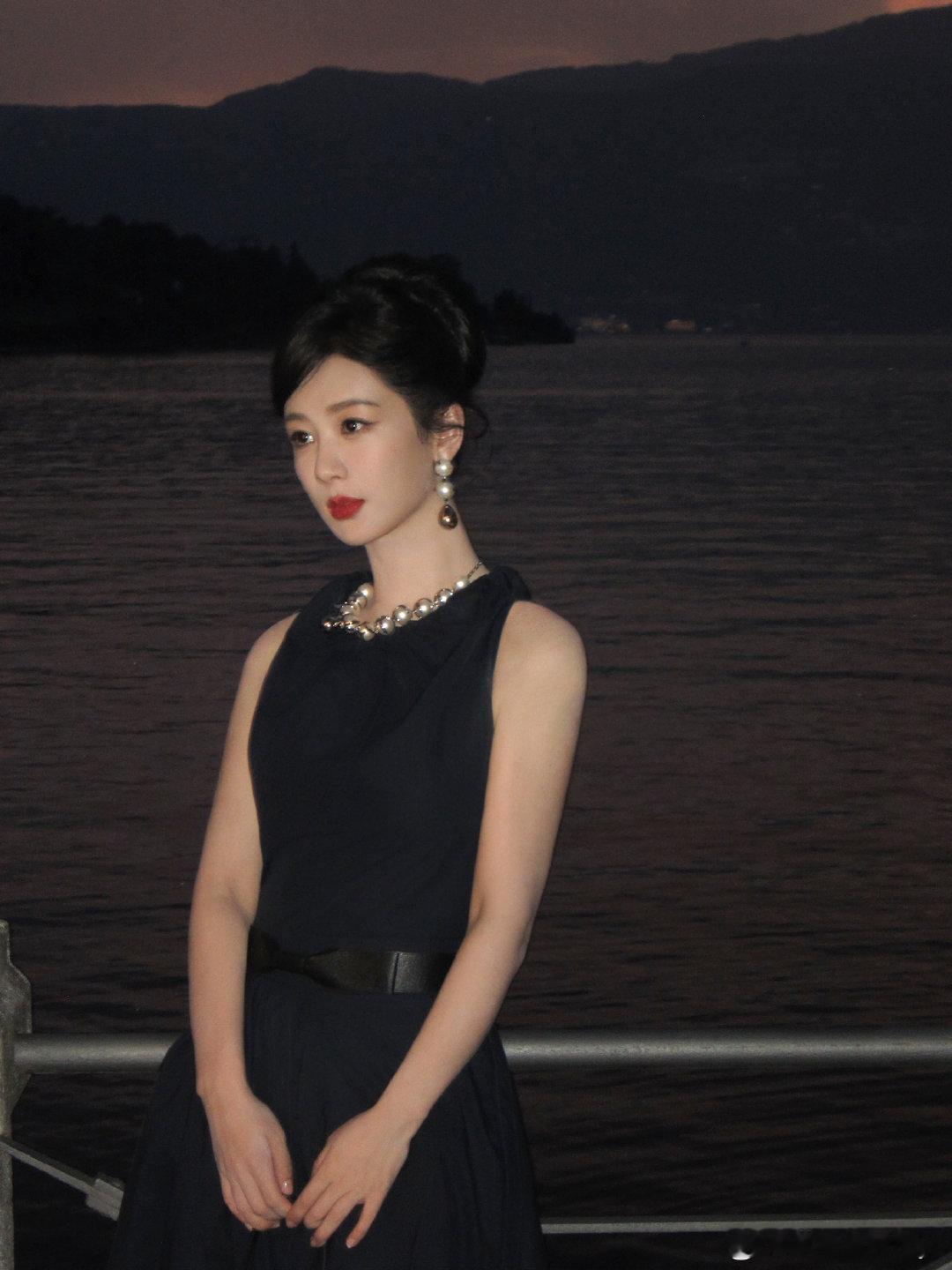 #杨紫[超话]# yz#杨紫生命树#yz#杨紫白菊#

谈何容易，又如此幸运。我穿过狂风，淋过大雨，终于看见春，遇见你

​