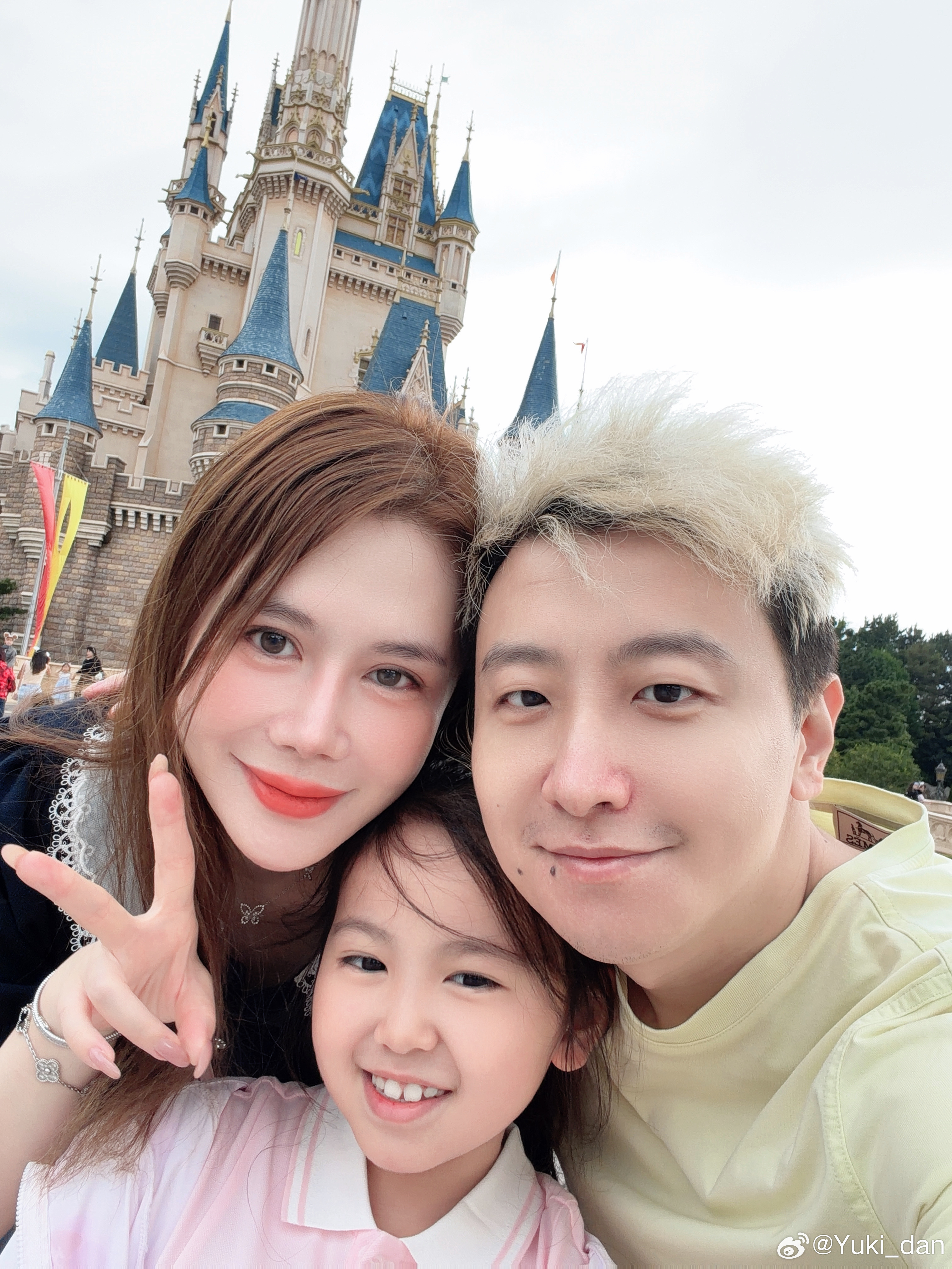 前两张9年前拍的，2017年第一次带哥哥来迪士尼过生日，9年后带妹妹来，妹妹总说为什么哥哥去过日本迪士尼我没去过，今年香港日本都带她去过了[哈哈]，以后不会再说了。  ​​​