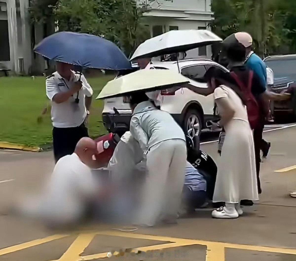 #女大学生校园内被电动车撞倒离世#
令人揪心！海南琼台师范学院舞蹈专业女生，在校取快递时被改装外卖电动车撞倒离世。

交警判定肇事者、女生与两名违停车主四方同等责任，家属难以接受，正追究肇事者刑责。

花季生命骤然消逝，校园车辆安全问题，真的要重视！ ​
