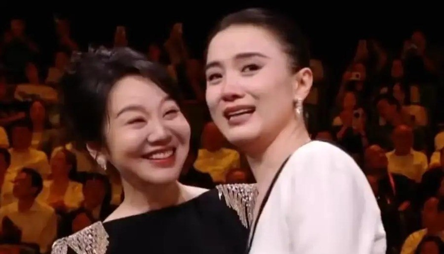宋佳二封金鹰视后台上哭崩，朱亚文等23年才拿奖把她拽进怀里，可男女配角双双爆冷让蒋欣闫妮颗粒无收，这奖到底看演技还是看热度
宋佳听到自己名字那一刻，整个人僵在原地，连续好几次深呼吸才站起来。这不是她第一次拿金鹰，但这一次她哭得比十四年前更凶。
颁奖台上她两度落泪，一次为自己二封视后，一次为老友朱亚文