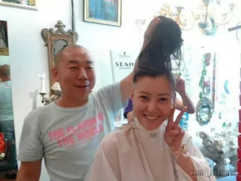 郝蕾曾经剃光头为艺术献身，还真挺敬业的 ！