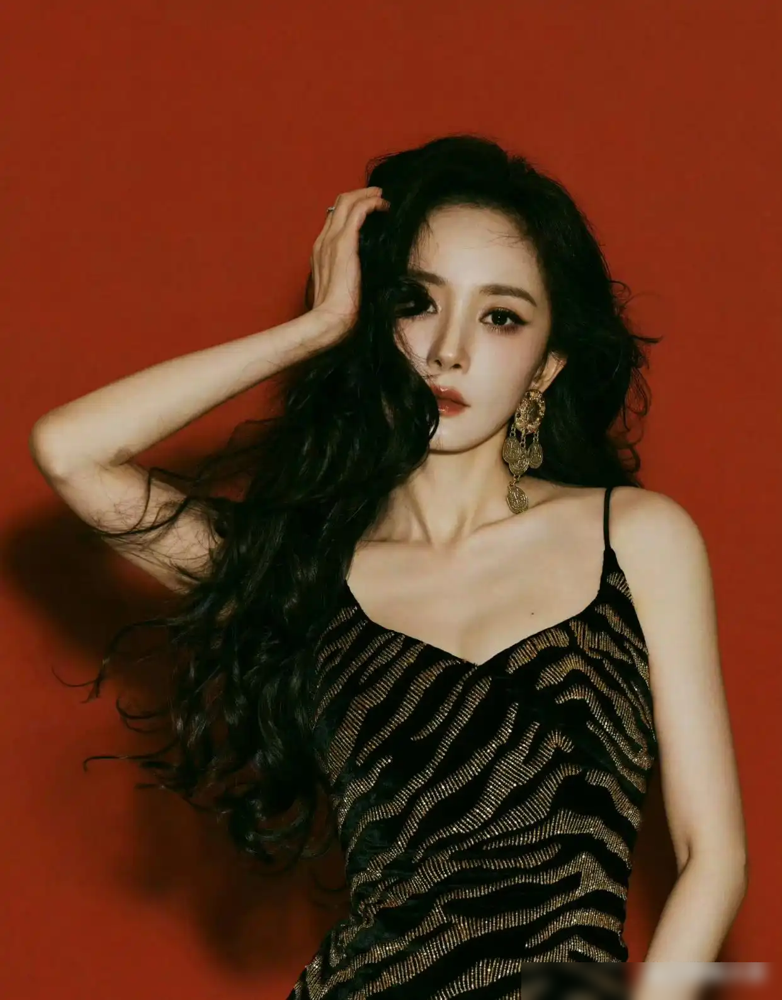迪丽热巴给杨幂连过13年零点生日，这份坚持让许多人对娱乐圈的友谊有了新看法。
连续13年零点准点发送祝福，从小员工到双顶流，联系从未间断。上周杨幂在节目中特意提及此事，坦言这是圈内难得的稳固情谊。
不必总说明星友情全是表演，有些正是依靠长久的陪伴积累而来。
成年人的关系，稳固比一时热烈更为珍贵