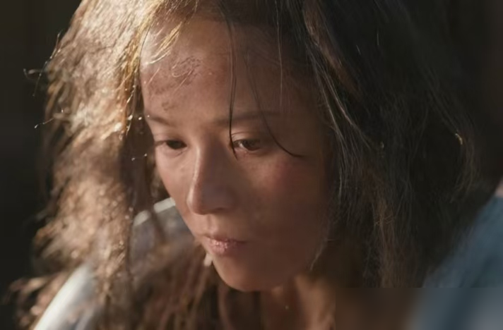 赵星棠返场第一秒就输了，她以为戴夫人的身份是刀，兰香一眼看穿那是把没开刃的摆设。
满堂丫鬟跪了一地，赵星棠端着主母架子要拿捏人，开口闭口我如今是戴家的人。
兰香没慌，只问了一句：夫人的身契，在你自己手里吗？
这一句直接封喉。赵星棠脸白了，她嫁过去是体面，可体面背后没有半寸实权，连回门都像是借来