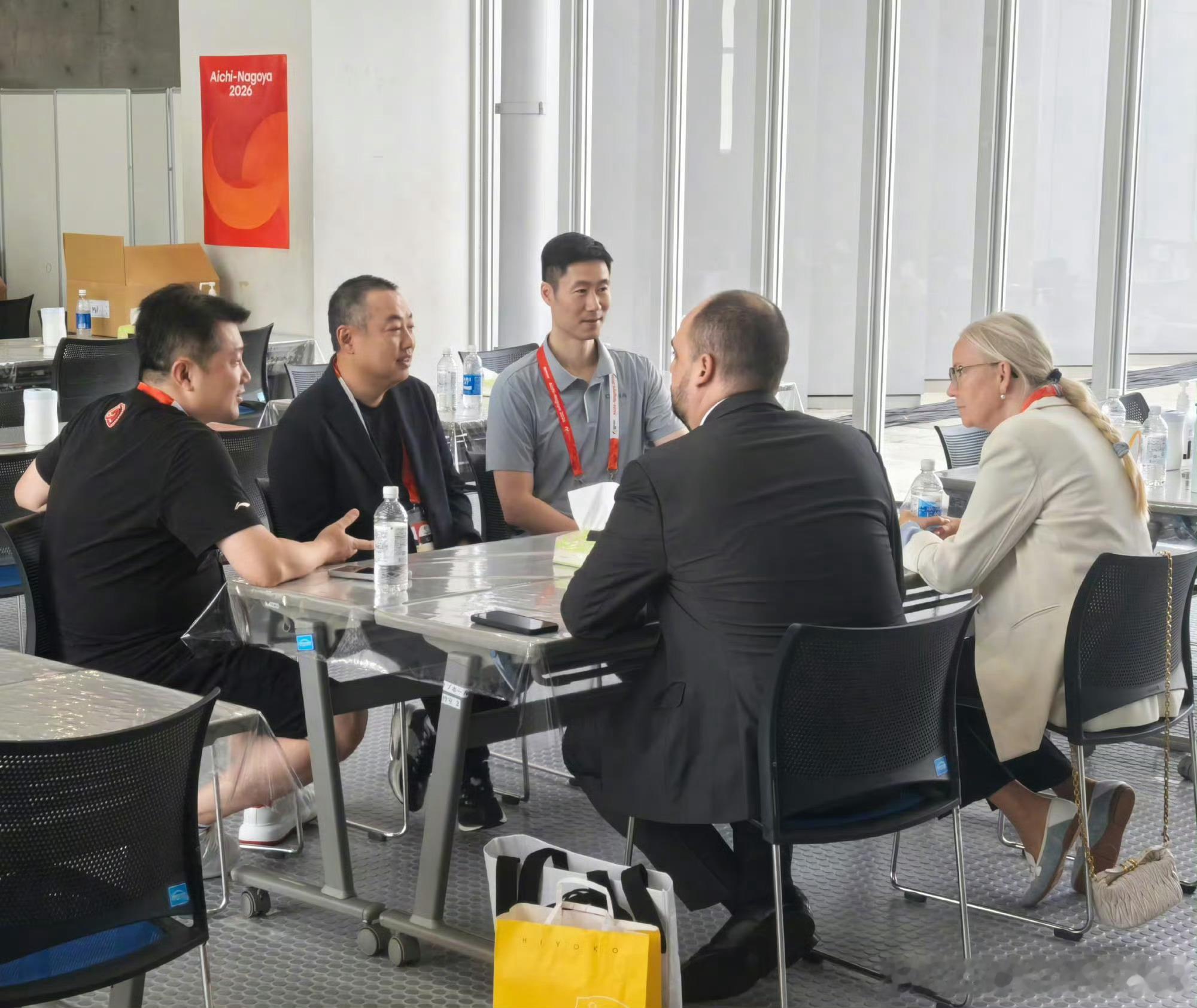 刘国梁看亚运亚运会 刘国梁 乒乓球爱知名古屋亚运会，刘国梁现身赛场观战。昔日“不懂球的胖子”，如今继续关注国乒新生代的每一场较量。看台之上，目光紧盯球台，观察小将们的临场发挥。他不仅看胜负，更看年轻队员的心态、应变与成长。赛场内外，他也和乒协、国际乒联的同行交流，着眼乒乓球长远的发展。亚运是中考，是年轻队员磨砺自己的舞台。有刘国梁这样的前辈在场注视，国乒小将们也更有底气，在异国赛场，守住中国乒乓的荣光。小小银球，承载代代传承。期待国乒健儿稳扎稳打，在名古屋续写佳绩🇨🇳